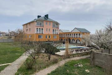 Дом, 650,7 м², 3 эт.